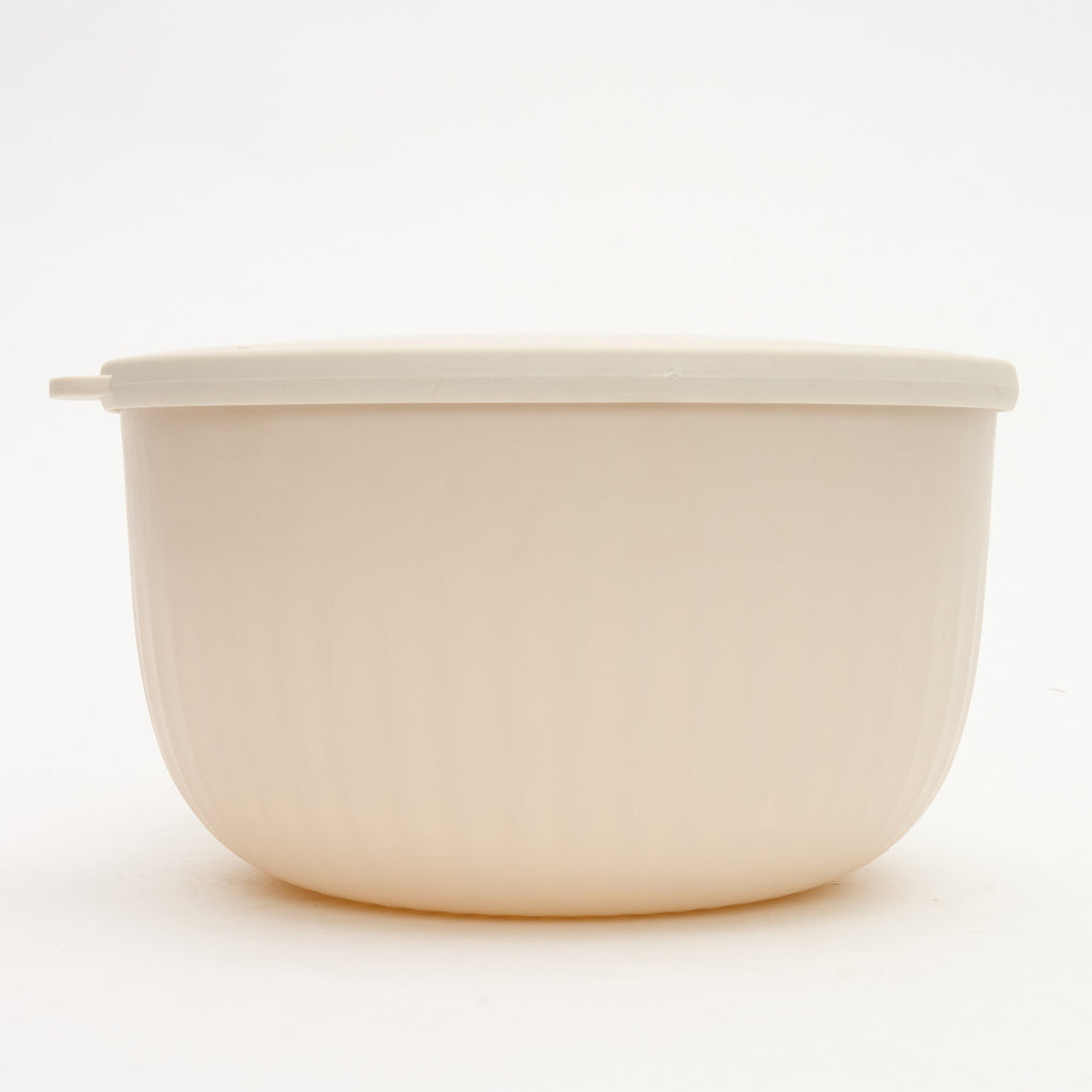 A medium-large white Storinity nesting bowl, empty, with its lid on, front view
