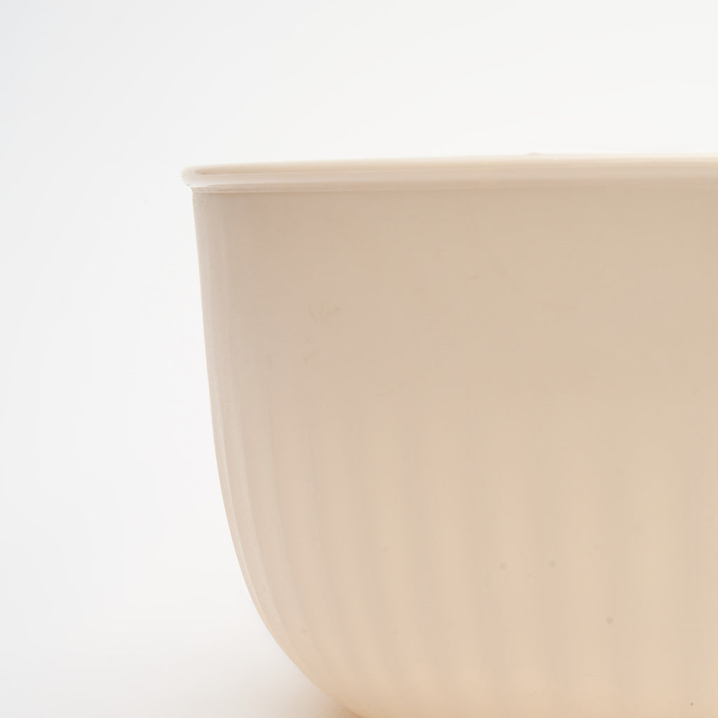 Close-up of the rim of a cream Storinity nesting bowl