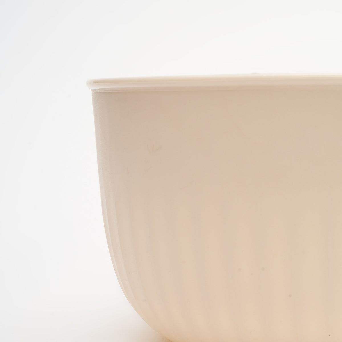 Close-up of the rim of a cream Storinity nesting bowl