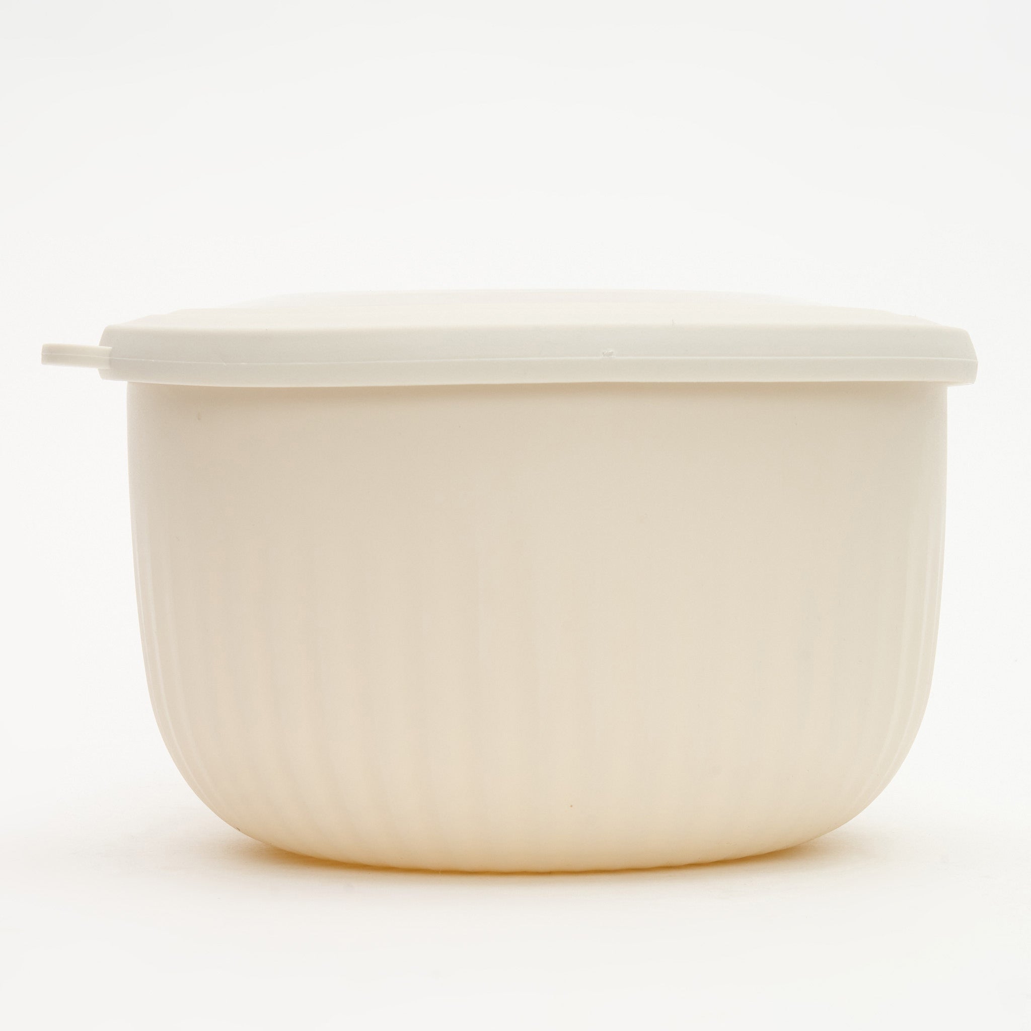 The second-largest Storinity nesting bowl, empty, with its lid on, white, side view