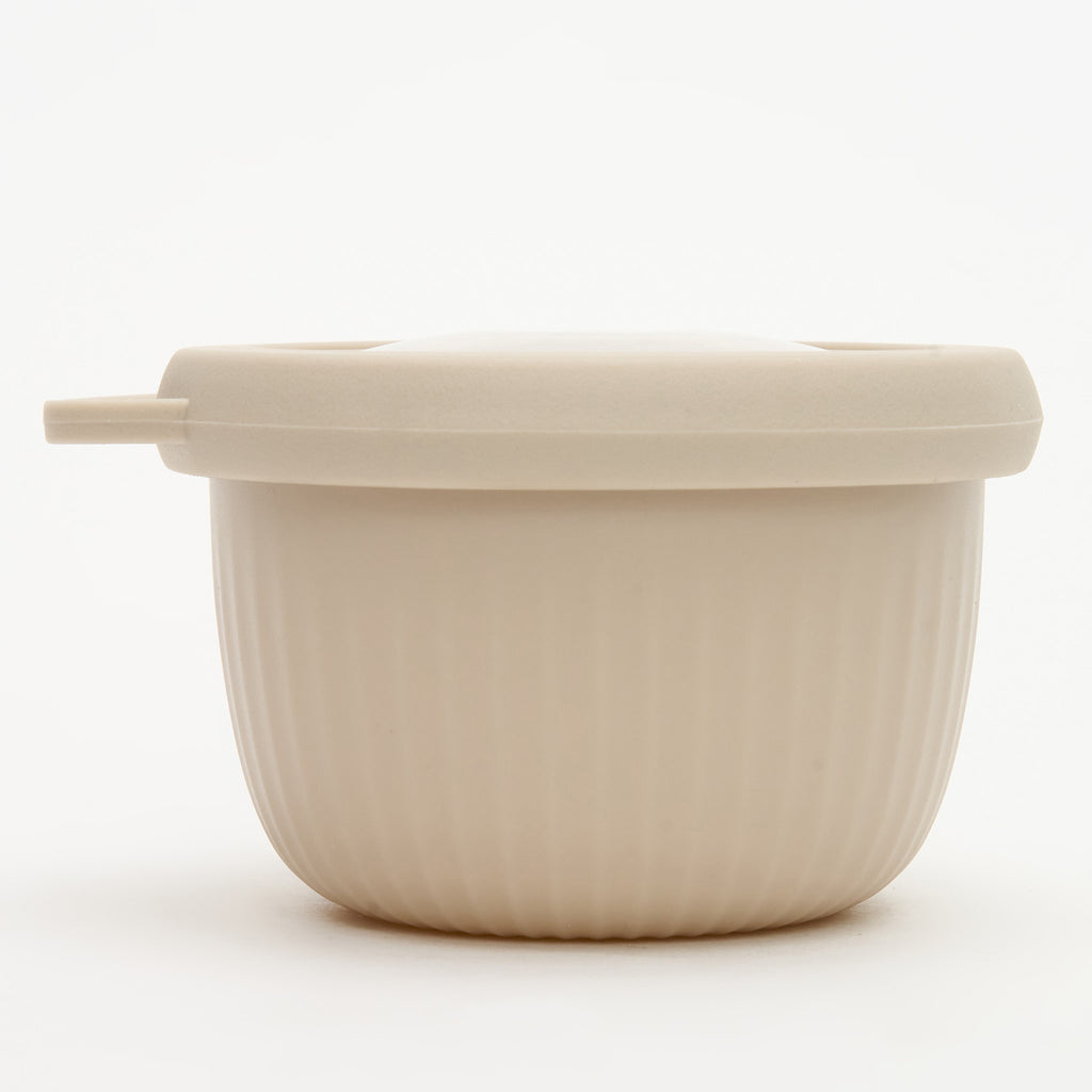 The smallest Storinity nesting bowl, empty, with its lid on, front view